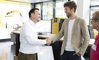  Jonas Steinkrauß stv. Projektleiter im Netzwerk Q 4.0 vom Bildungswerk der Bayerischen Wirtschaft gGmbH gratuliert Peter Büchner (Mitte) zur Zertifikatsübergabe.